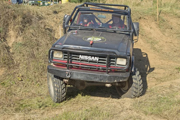 Black SUV at difficult terrain — Stock Photo, Image