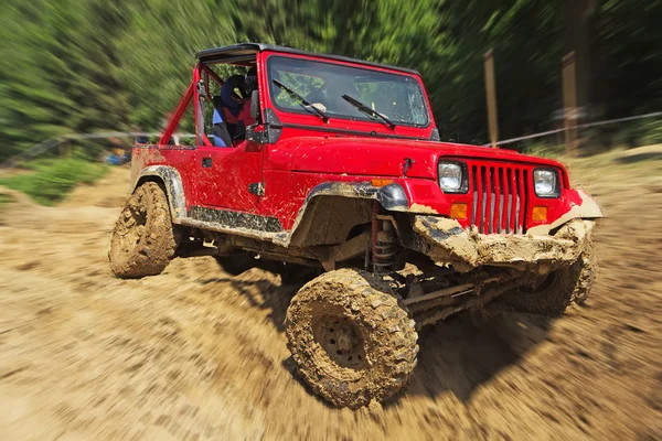 Röd off-road bil i svår terräng — Stockfoto