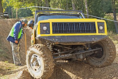 Sarı araba kapılardan geçerken