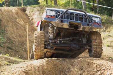 Off-Road araç zor arazi içinde