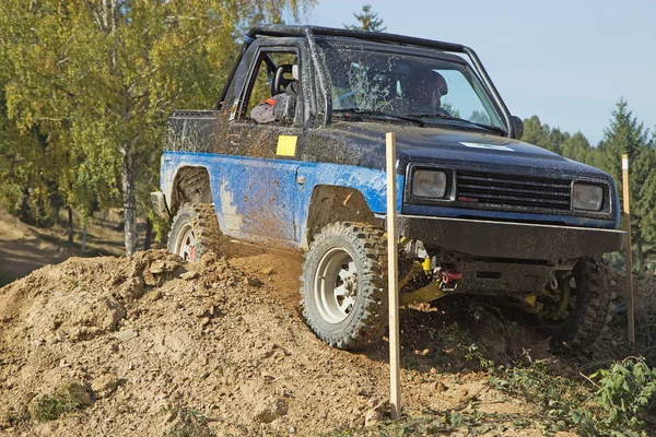 Coche azul todoterreno en un terreno difícil — Foto de Stock