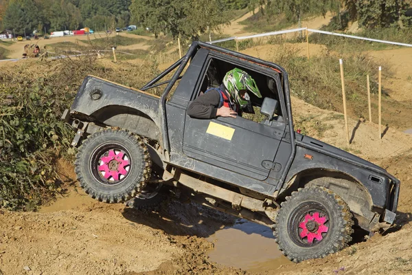 Offroad carro está superando um terreno difícil — Fotografia de Stock