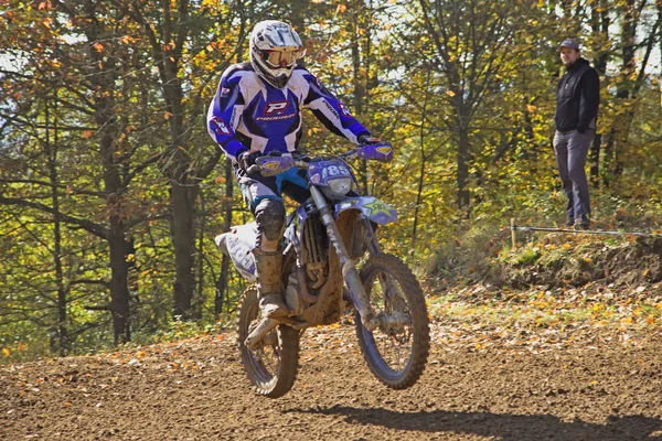 Rader en azul está saltando en motocicleta — Foto de Stock