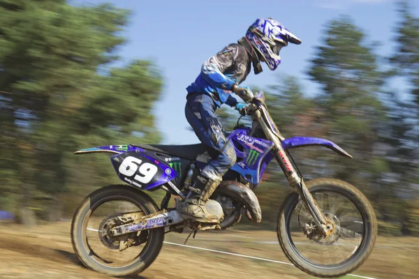 Closeup dynamic shot of motocross racer — Stock Photo, Image