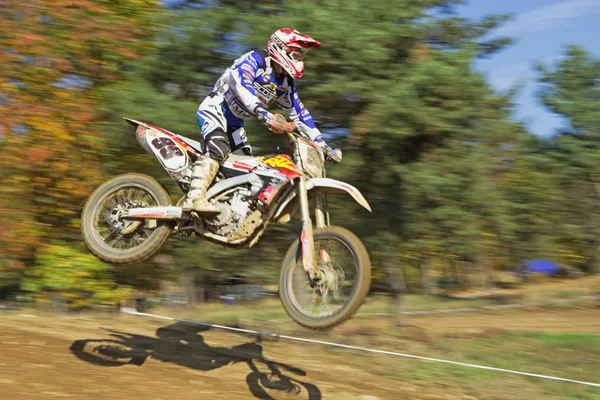 Close up tiro dinâmico de salto de motocross — Fotografia de Stock