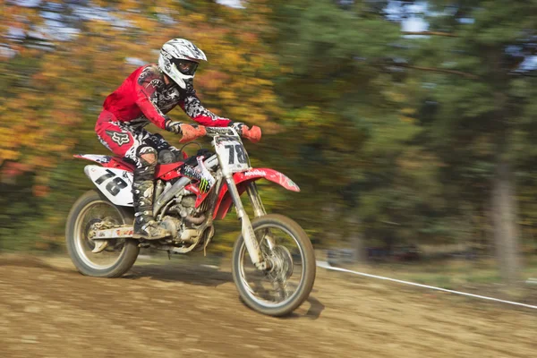 Motocross racer in rosso id equitazione — Foto Stock