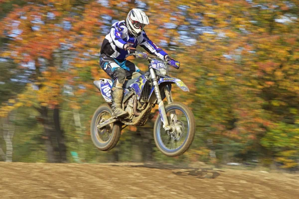 Corrida de motocross na natureza outono — Fotografia de Stock