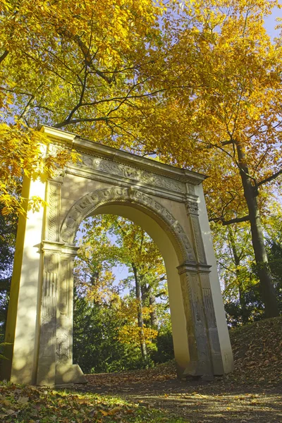 Puerta en el parque de otoño . — Foto de Stock