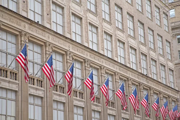 Oude gebouw met Amerikaanse vlaggen — Stockfoto