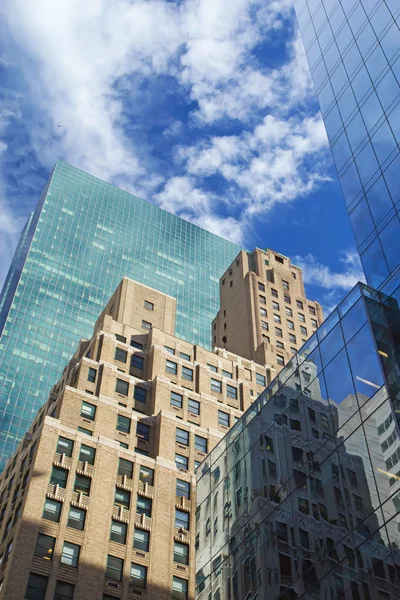 Gamla och moderna skyskrapor reflektioner — Stockfoto