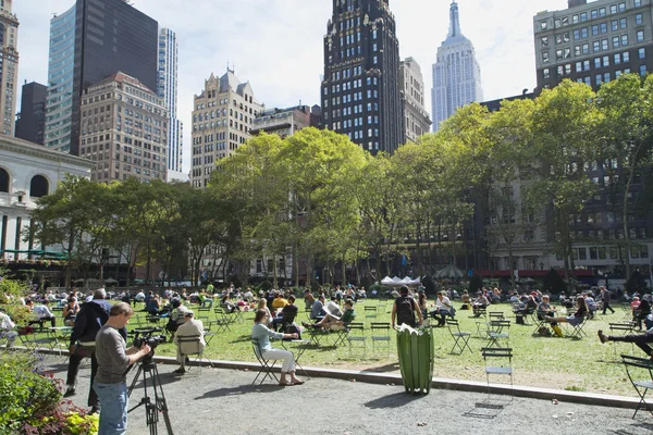 Siesta en Bryant Park (Midtown Manhattan, Nueva York) ) —  Fotos de Stock