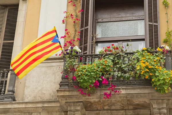 Fenêtre avec un drapeau catalan . — Photo