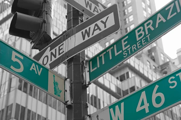 Carteles de la Quinta Avenida y la Calle 46 Oeste en Nueva York —  Fotos de Stock