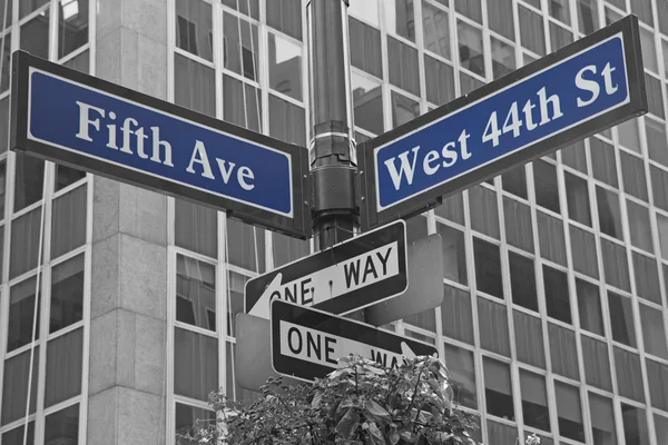 Street signs for Fifth Avenue and West 44nd street — Stock Photo, Image