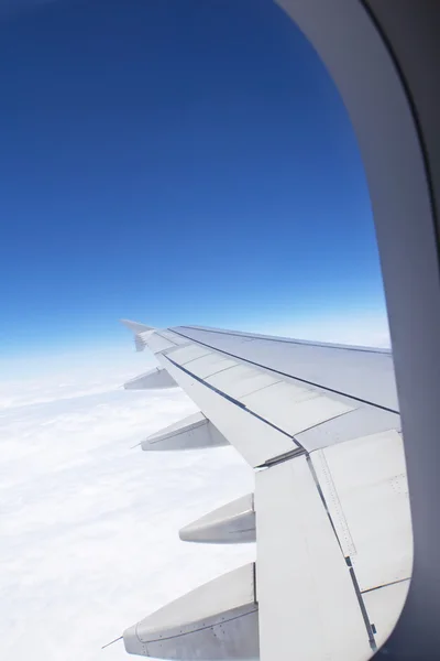 Fenêtre de l'avion donnant sur l'aile — Photo