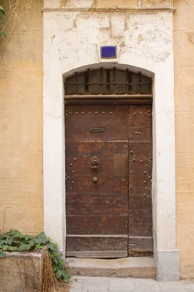 Old brown entrance door — Stock Photo, Image