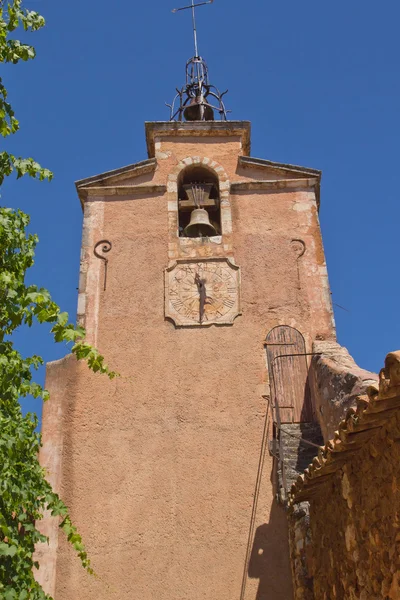 Kostelní věž s hodinami. (roussillon, provence, Francie) — Stock fotografie