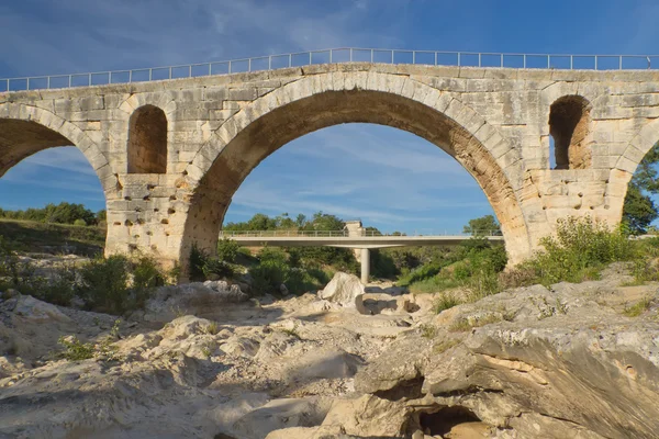 Oude Romeinse brug (provence, Frankrijk) — Stockfoto