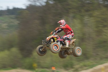 quad yarışçı atlama dinamik shot