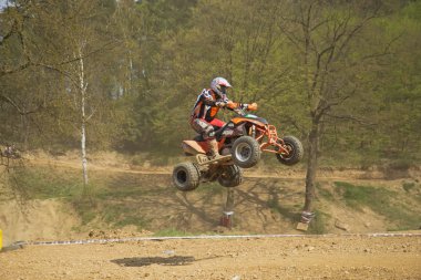 Quad yarışçı atlama