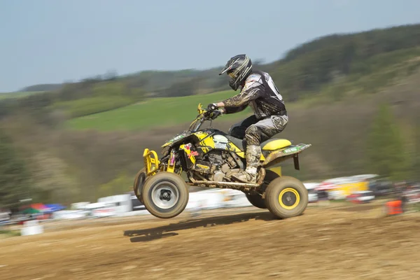 Dynamiczne ujęcie quad racer skoki — Zdjęcie stockowe