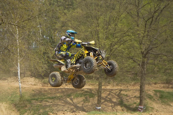 Tiro dinâmico de Quad racer jumping — Fotografia de Stock