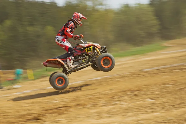 Tiro dinâmico de Quad racer jumping — Fotografia de Stock