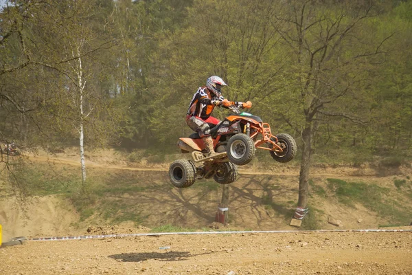 Quad racer jest skakanie — Zdjęcie stockowe