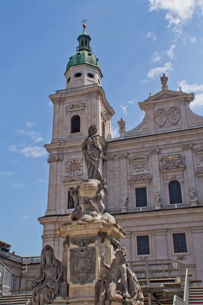 Columna mariana frente a la Basílica de San Pedro . — Foto de Stock