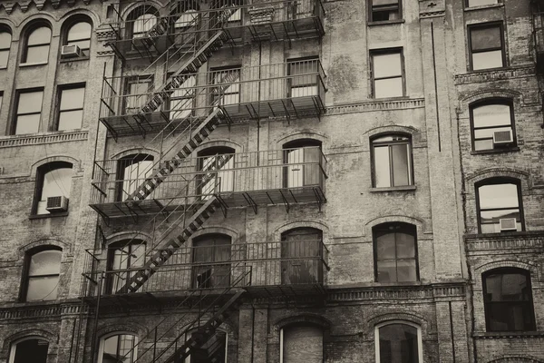 Edifício antigo com escadaria exterior — Fotografia de Stock
