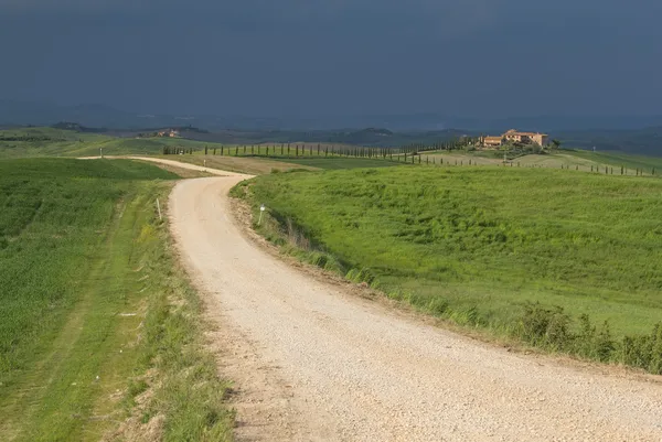 Toskánská krajina před bouří. — Stock fotografie