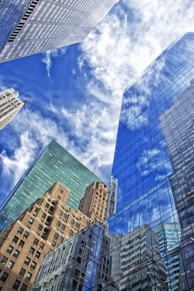 Rascacielos con reflejo de nubes — Foto de Stock