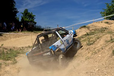 Off-Road araç dik bir tepeye vuruyor