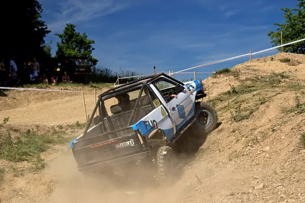 Carro off-road está batendo em uma colina íngreme — Fotografia de Stock