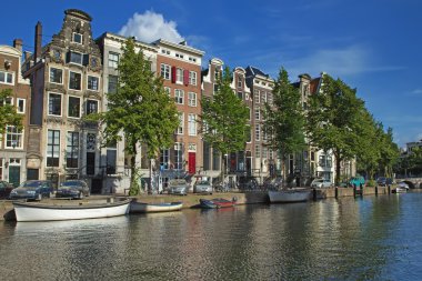 Amsterdam kanalları boyunca ev sahipliği yapmaktadır.