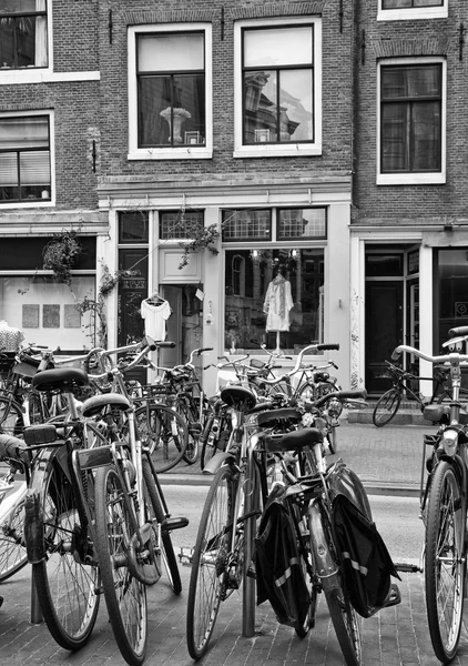 Fietsen in amsterdam (Nederland) — Stockfoto