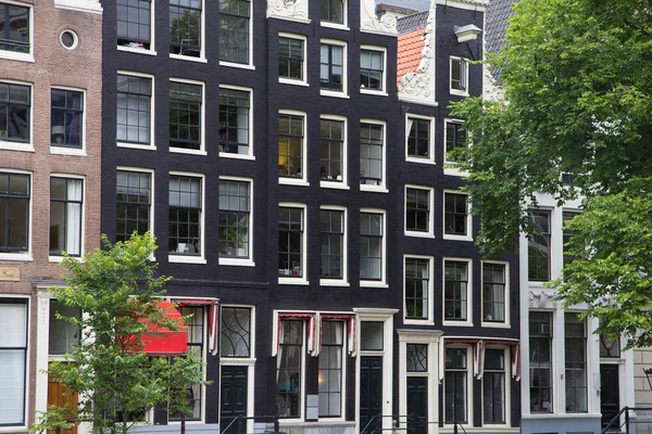 As casas estreitas em Amsterdam — Fotografia de Stock