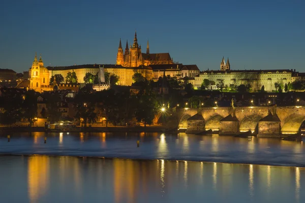 カレル橋とプラハ城の夕暮れ時 — ストック写真
