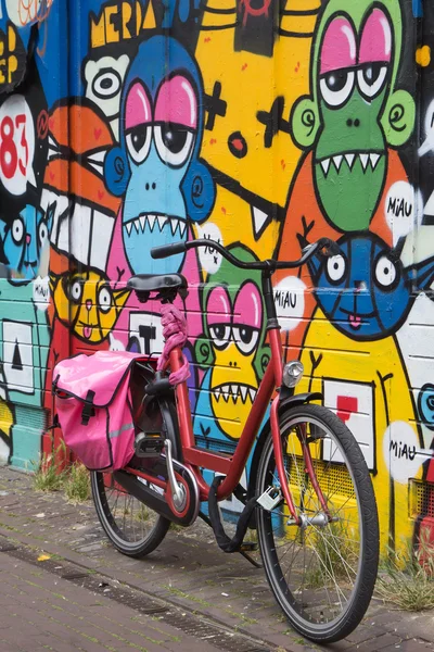 Bicycle and colorful wall. — Stock Photo, Image