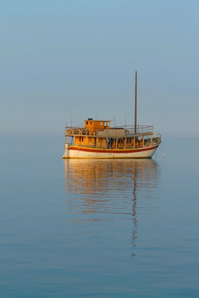 Yalnız geleneksel yelkenli — Stok fotoğraf