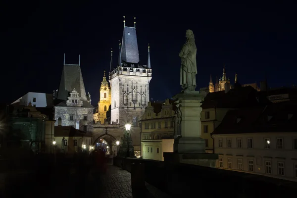 Natt syn på Karlsbron (Prag) — Stockfoto