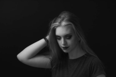 Ciddi ve güzel bir genç kadının sade siyah beyaz portresi. Yatay olarak. 