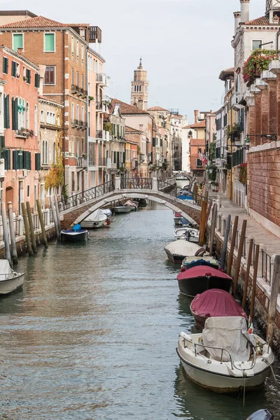 Einer Der Ruhigen Kanäle Venedigs Italien Vertikal — Stockfoto