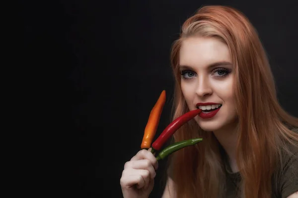 Usmívající Krásná Mladá Žena Ochutnávka Červené Chilli Papričky Drží Další — Stock fotografie