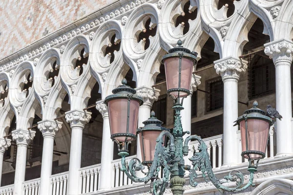 Antico Lampione Venezia Sullo Sfondo Palazzo Ducale Venezia Italia Orizzontalmente — Foto Stock