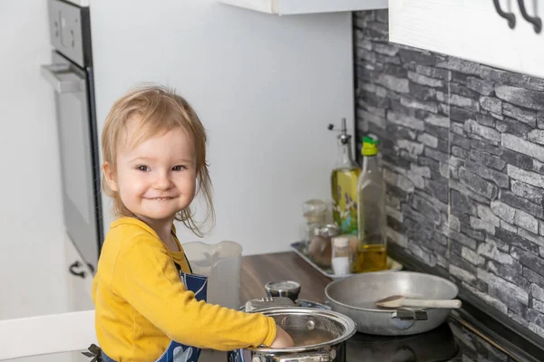 Słodki Chłopczyk Gotuje Kuchni Uśmiechając Się Kamery Poziomo — Zdjęcie stockowe