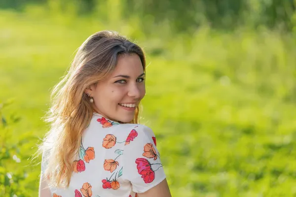 Attraktive Schöne Junge Frau Lächelt Über Ihre Schulter Die Kamera — Stockfoto