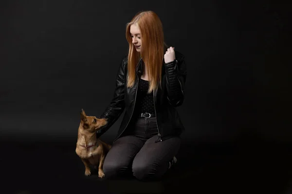 Studioporträt Einer Schönen Jungen Frau Zusammen Mit Ihrem Hund Horizontal — Stockfoto