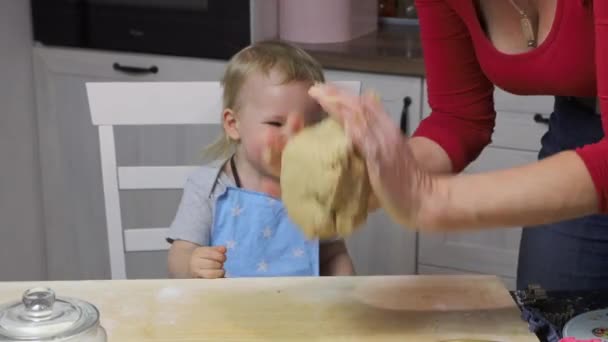 Uroczy Zabawny Mały Chłopiec Pomaga Zrobić Ciasto Cukierki Kuchni Domowej — Wideo stockowe