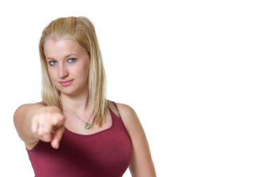 Güzel kadın spor sutyen giyiyor ve parmağını kameraya doğrultuyor. Beyaz arkaplanda izole.